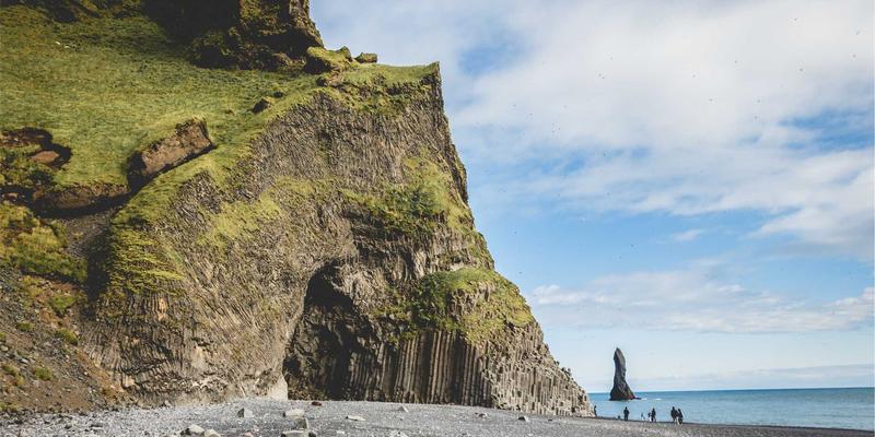 构筑数字防线：微服务架构下的API安全治理与黑客防护实战指南